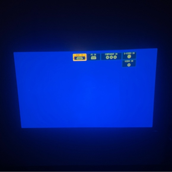 Panasonic PT AX-100U high definition projector with accessories. No remote. - Picture 5 of 16